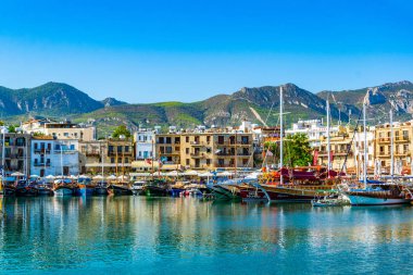 Girne, Kıbrıs, 26 Ağustos 2017: Girne/Girne limanında bir güneşli yaz günü, Cypru sırasında görünümünü