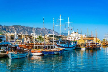 Girne, Kıbrıs, 26 Ağustos 2017: Girne/Girne limanında bir güneşli yaz günü, Cypru sırasında görünümünü