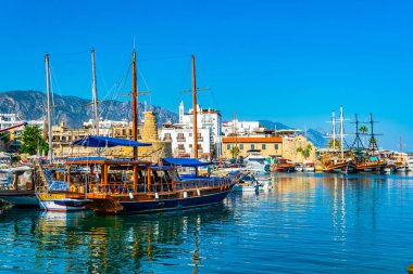 Girne, Kıbrıs, 26 Ağustos 2017: Girne/Girne limanında bir güneşli yaz günü, Cypru sırasında görünümünü