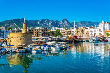 Girne, Kıbrıs, 26 Ağustos 2017: Girne/Girne limanında bir güneşli yaz günü, Cypru sırasında görünümünü