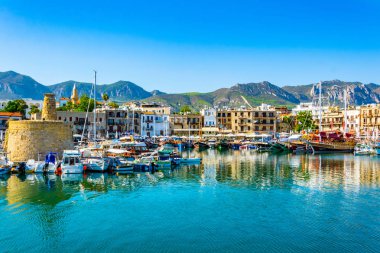 Girne, Kıbrıs, 26 Ağustos 2017: Girne/Girne limanında bir güneşli yaz günü, Cypru sırasında görünümünü