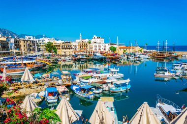 Girne, Kıbrıs, 26 Ağustos 2017: Girne/Girne limanında bir güneşli yaz günü, Cypru sırasında görünümünü