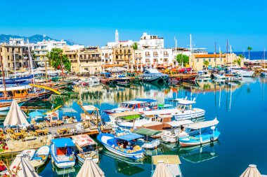 Girne, Kıbrıs, 26 Ağustos 2017: Girne/Girne limanında bir güneşli yaz günü, Cypru sırasında görünümünü