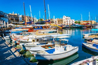 Girne, Kıbrıs, 26 Ağustos 2017: Girne/Girne limanında bir güneşli yaz günü, Cypru sırasında görünümünü