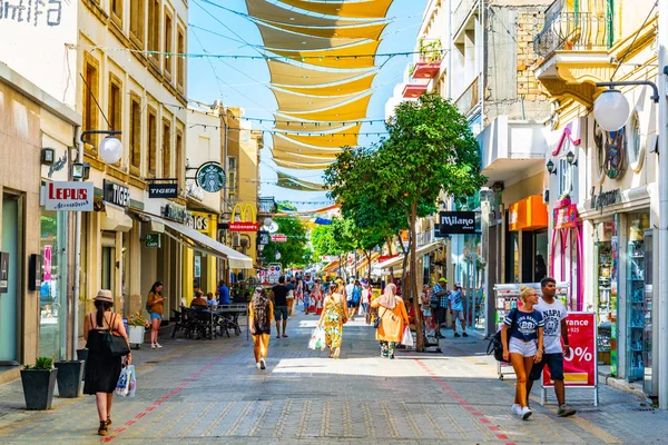 Nicosia Chipre Agosto 2017 Multitud Mueve Por Calle Ledra Principal — Foto de Stock