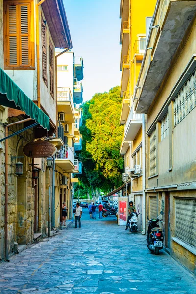 Lefkoşa, Kıbrıs, 24 Ağustos 2017: Lefkoşa tarihi merkezi Cypru dar bir sokakta görünümünü