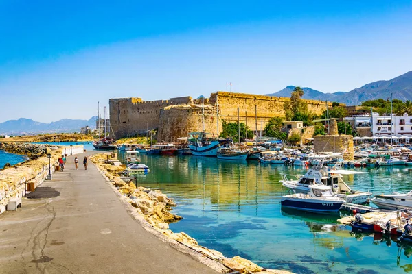 Kyrenia Cypr Sierpnia 2017 Widok Port Mieście Kyrenia Girne Słoneczny — Zdjęcie stockowe
