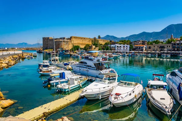 Girne, Kıbrıs, 25 Ağustos 2017: Girne/Girne limanında bir güneşli yaz günü, Cypru sırasında görünümünü