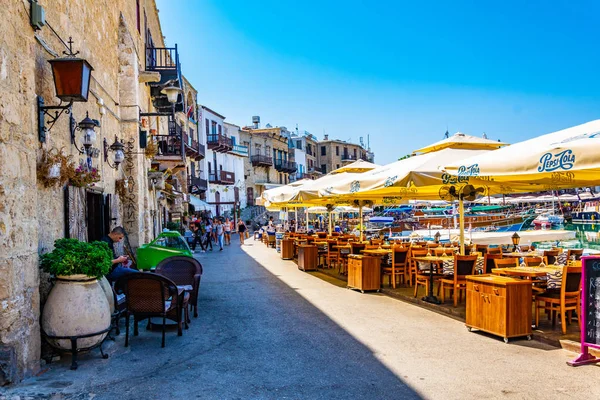 Kirenia Chipre Agosto 2017 Gente Está Paseando Entre Los Restaurantes — Foto de Stock