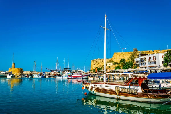 キレニア Girne の日当たりの良い夏の日の Cypru の中に ポートのキレニア キプロス 2017 ビュー — ストック写真