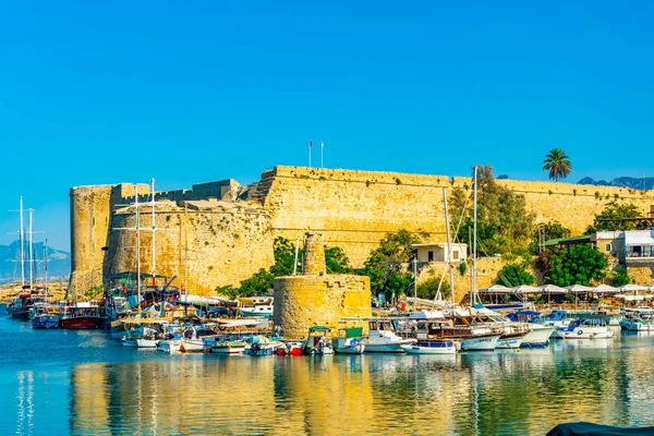 Girne, Kıbrıs, 25 Ağustos 2017: Girne/Girne limanında bir güneşli yaz günü, Cypru sırasında görünümünü