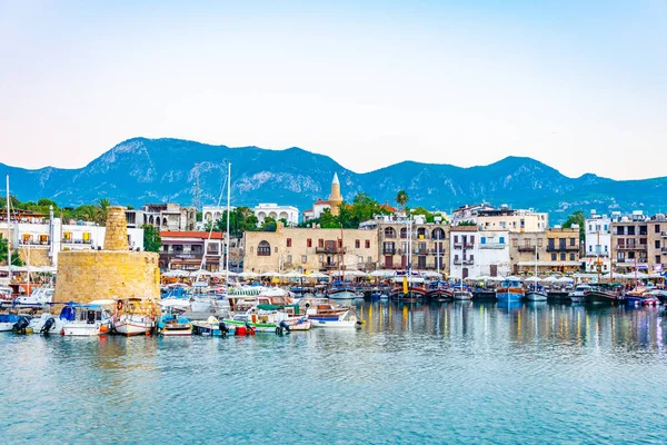 Girne, Kıbrıs, 25 Ağustos 2017: Gün batımı görünümü Girne Limanı, Cypru