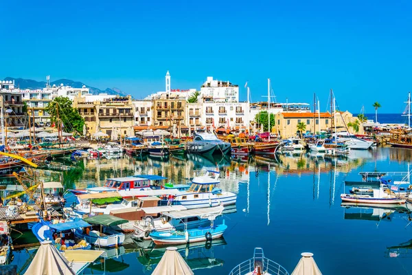 塞浦路斯凯里尼亚 2017年8月26日 在阳光明媚的夏日 塞浦路斯 在凯里尼亚的一个港口的看法 — 图库照片