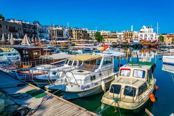Girne, Kıbrıs, 26 Ağustos 2017: Girne/Girne limanında bir güneşli yaz günü, Cypru sırasında görünümünü
