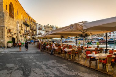 Girne, Kıbrıs, 26 Ağustos 2017: Gün batımı görünümü Girne Limanı, Cypru restoranlarda