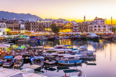 Girne, Kıbrıs, 26 Ağustos 2017: Gün batımı görünümü Girne Limanı, Cypru