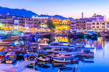 Girne, Kıbrıs, 26 Ağustos 2017: Gün batımı görünümü Girne Limanı, Cypru
