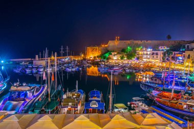 Girne, Kıbrıs, 26 Ağustos 2017: Sunset görünümü üzerinde bağlantı noktası, Cypru arkasında Girne Kalesi