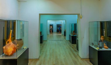 Famagusta, Kıbrıs, 28 Ağustos 2017: İç Cypru üzerinde St. Barnabas manastır içinde simgelerin Müzesi