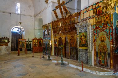Famagusta, Kıbrıs, 28 Ağustos 2017: Cypru üzerinde St. Barnabas manastır içinde bir kilise içinin