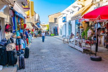 Famagusta, Kıbrıs, 28 Ağustos 2017: İnsanlar Cypru Gazimağusa merkezi Istiklal Caddesi ile gezinme