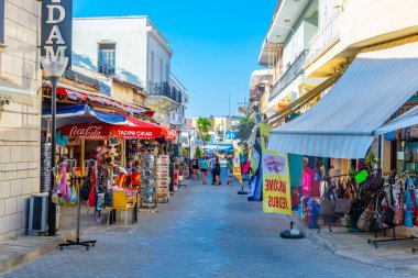Famagusta, Kıbrıs, 28 Ağustos 2017: İnsanlar Cypru Gazimağusa merkezi Istiklal Caddesi ile gezinme
