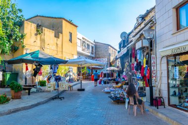 Famagusta, Kıbrıs, 28 Ağustos 2017: İnsanlar Cypru Gazimağusa merkezi Istiklal Caddesi ile gezinme