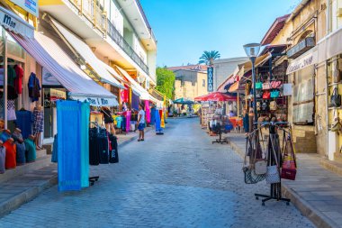 Famagusta, Kıbrıs, 28 Ağustos 2017: İnsanlar Cypru Gazimağusa merkezi Istiklal Caddesi ile gezinme