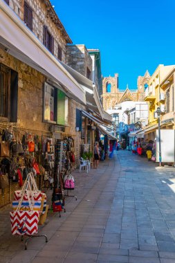 Famagusta, Kıbrıs, 28 Ağustos 2017: İnsanlar Cypru Gazimağusa merkezi Istiklal Caddesi ile gezinme