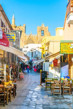 Famagusta, Kıbrıs, 28 Ağustos 2017: İnsanlar Cypru Gazimağusa merkezi Istiklal Caddesi ile gezinme
