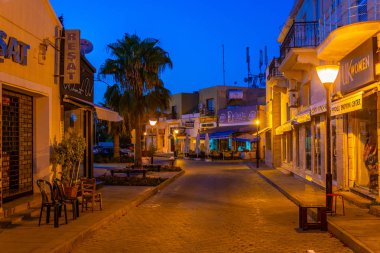 Famagusta, Kıbrıs, Ağustos 28, 2017:Night görünümü Cypru Gazimağusa merkezi Istiklal Caddesi'nin