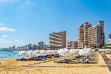 Famagusta, Kıbrıs, 29 Ağustos 2017: İnsanlar güneşli bir gün Varosia Gazimağusa İlçesi, Cypru önünde bir plajda tadını çıkarıyor