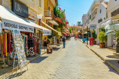 Famagusta, Kıbrıs, 29 Ağustos 2017: İnsanlar Cypru Gazimağusa merkezi Istiklal Caddesi ile gezinme