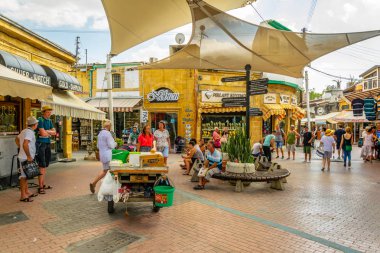 Lefkoşa, Kıbrıs, 29 Ağustos 2017: ledra sokak sınır kapısı Nicosia/Lefkoşa içinde Cypru üzerinde önde gelen bir dar sokak çevresindeki turistik standları