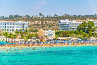 Agia Napa, Kıbrıs, 30 Ağustos 2017: İnsanlar güneşli bir gün Agia Napa, Cypru adlı bir plajda tadını çıkarıyor