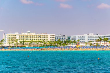 Agia Napa, Kıbrıs, 30 Ağustos 2017: İnsanlar güneşli bir gün Agia Napa, Cypru adlı bir plajda tadını çıkarıyor