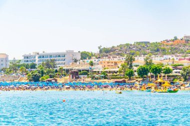 Pernera, Kıbrıs, 30 Ağustos 2017: İnsanlar güneşli bir gün, Pernera, sunrise plajda Cypru tadını çıkarıyor