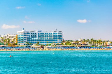 Pernera, Kıbrıs, 30 Ağustos 2017: İnsanlar güneşli bir gün, Pernera, sunrise plajda Cypru tadını çıkarıyor