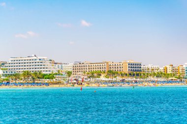 Pernera, Kıbrıs, 30 Ağustos 2017: İnsanlar güneşli bir gün, Pernera, sunrise plajda Cypru tadını çıkarıyor