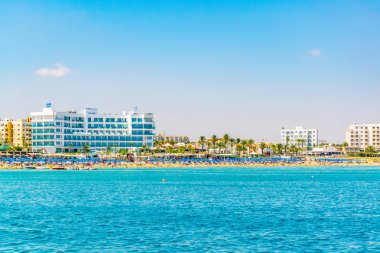 Pernera, Kıbrıs, 30 Ağustos 2017: İnsanlar güneşli bir gün, Pernera, sunrise plajda Cypru tadını çıkarıyor