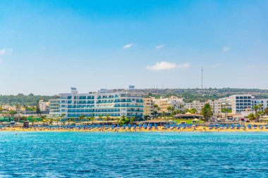 Pernera, Kıbrıs, 30 Ağustos 2017: İnsanlar güneşli bir gün, Pernera, sunrise plajda Cypru tadını çıkarıyor