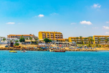 Pernera, Kıbrıs, 30 Ağustos 2017: İnsanlar güneşli bir gün, Pernera, Kalamies sahilde Cypru tadını çıkarıyor