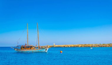 Pernera, Kıbrıs, 30 Ağustos 2017: Turist güneşli bir gün mavi lagün yakınındaki Cape Greco Cypru tarih itibariyle tadını çıkarıyor