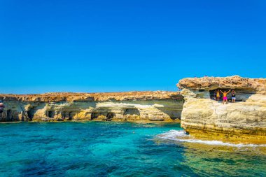 Agia Napa, Kıbrıs, 30 Ağustos 2017: Turistler Akdeniz deniz mağaraları üzerinden atlama vardır greco içinde Güney-Doğu cypru kap
