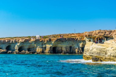 Agia Napa, Kıbrıs, 30 Ağustos 2017: Turistler Akdeniz deniz mağaraları üzerinden atlama vardır greco içinde Güney-Doğu cypru kap