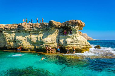 Agia Napa, Kıbrıs, 30 Ağustos 2017: Turistler Akdeniz deniz mağaraları üzerinden atlama vardır greco içinde Güney-Doğu cypru kap
