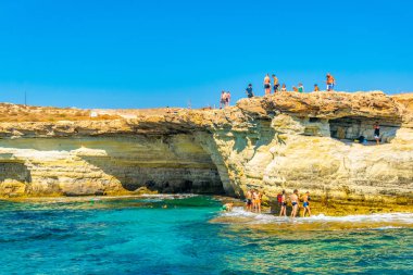 Agia Napa, Kıbrıs, 30 Ağustos 2017: Turistler Akdeniz deniz mağaraları üzerinden atlama vardır greco içinde Güney-Doğu cypru kap