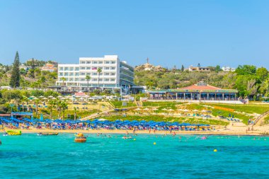 Agia Napa, Kıbrıs, 30 Ağustos 2017: İnsanlar güneşli bir gün Agia Napa, Cypru adlı bir plajda tadını çıkarıyor