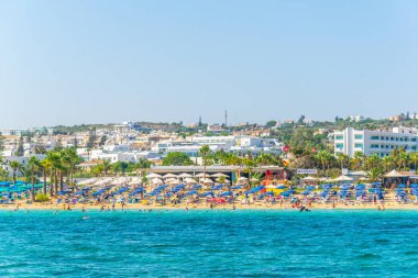 Agia Napa, Kıbrıs, 30 Ağustos 2017: İnsanlar güneşli bir gün Agia Napa, Cypru adlı bir plajda tadını çıkarıyor
