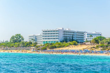 Agia Napa, Kıbrıs, 30 Ağustos 2017: İnsanlar güneşli bir gün Agia Napa, Cypru adlı bir plajda tadını çıkarıyor